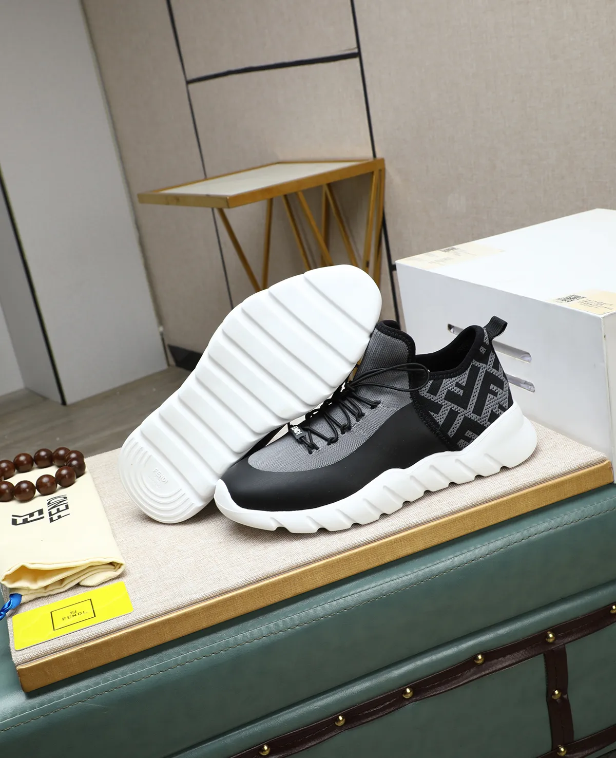Men's Men's Shoes 💰700 Fendi Fendi's latest Tag series of men's casual mesh sports running shoes, originally purchased and developed, this Tag sports shoe is a one-leg sneaker, made of black high-tech mesh material with gray neoprene details. Oversized FENDI lettering on the side and translucent rubber details. Light and flexible rubber running shoe soles, beautifully packaged at the delivery counter, customized breathable lining, original molded foam rubber outsole, sole thickness: 3.5CM! Size: 39-44 (customized at 38.45.46)